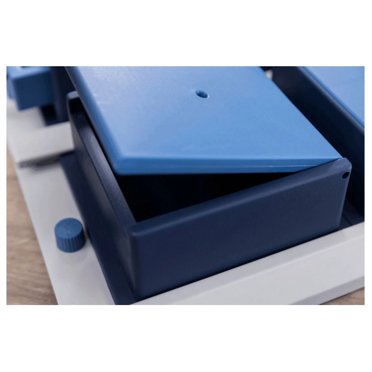 Trixie Dog Activity Poker Box 1 Strategiespel - Hondenspeelgoed - 31x31 Cm Donkerblauw Wit Level 2 2 Trixie Dog Activity Poker Box 1 Strategiespel - Hondenspeelgoed - 31x31 Cm Donkerblauw Wit Level 2 - Afbeelding 2